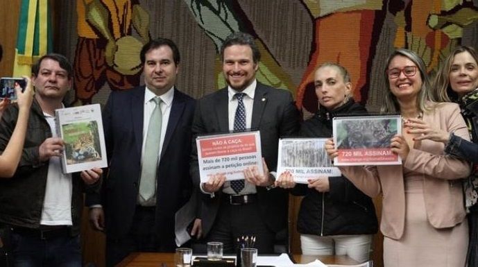 Paulo Pizzi à esquerda de Rodrigo Maia durante a audiência para entrega de cópias impressas e em DVD do manifesto e da petição Change Contra a liberação da caça no Brasil.