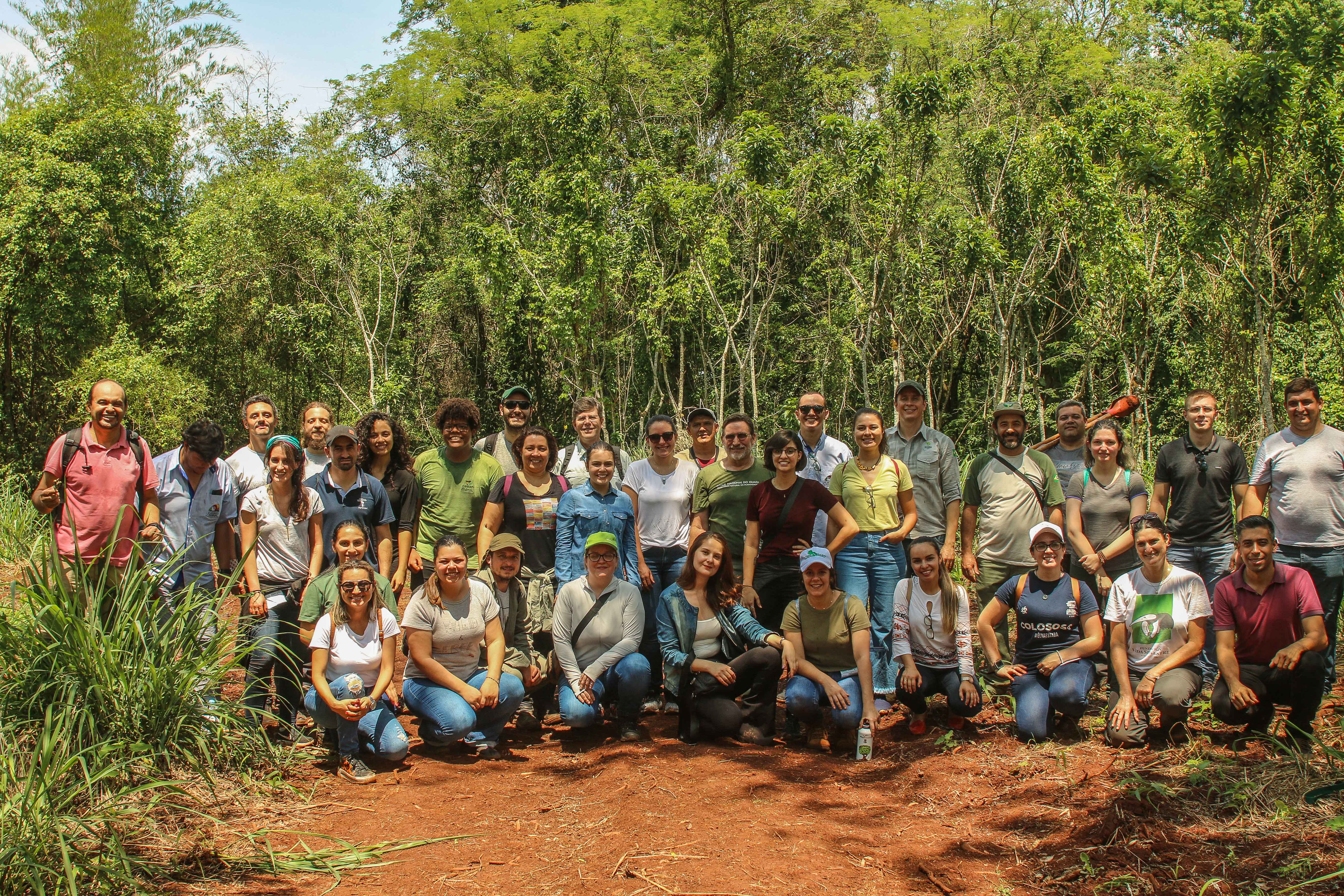 Foto dos participantes na área onde foi realizado o plantio simbólico.