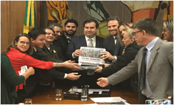 Figura 1 – Presidente do Mater Natura, Paulo Pizzi, e outros ativistas (artistas, animalistas e deputados) fazem a entrega do manifesto contra os PLs que promovem a caça, em 11 de junho de 2019, ao presidente da Câmara Rodrigo Maia, quando ele tinha 720 mil assinaturas.